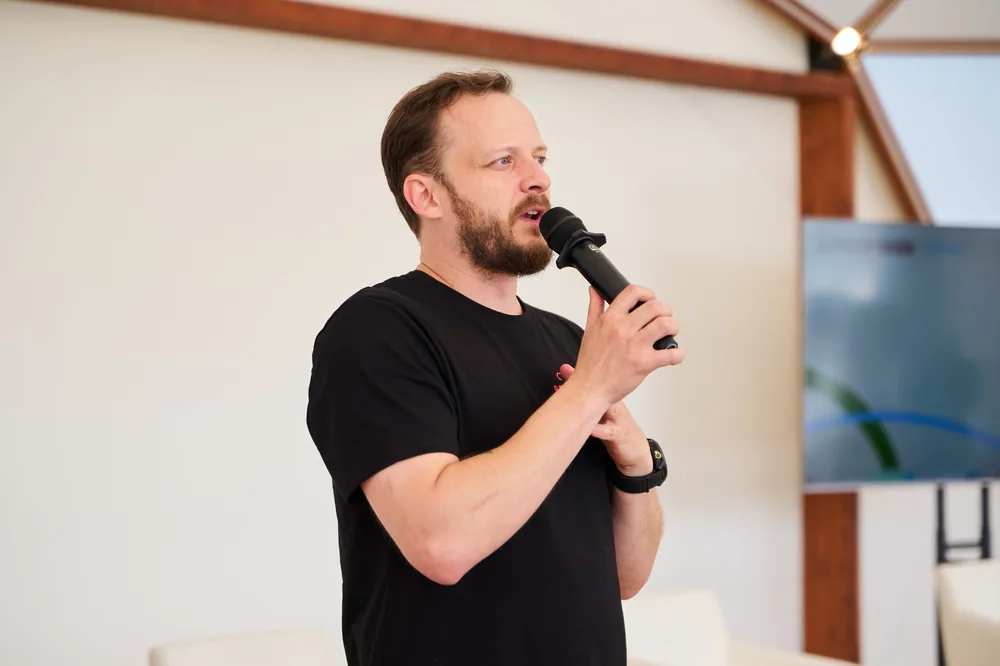 Андрей Беличенко отвечает на вопрос во время встречи